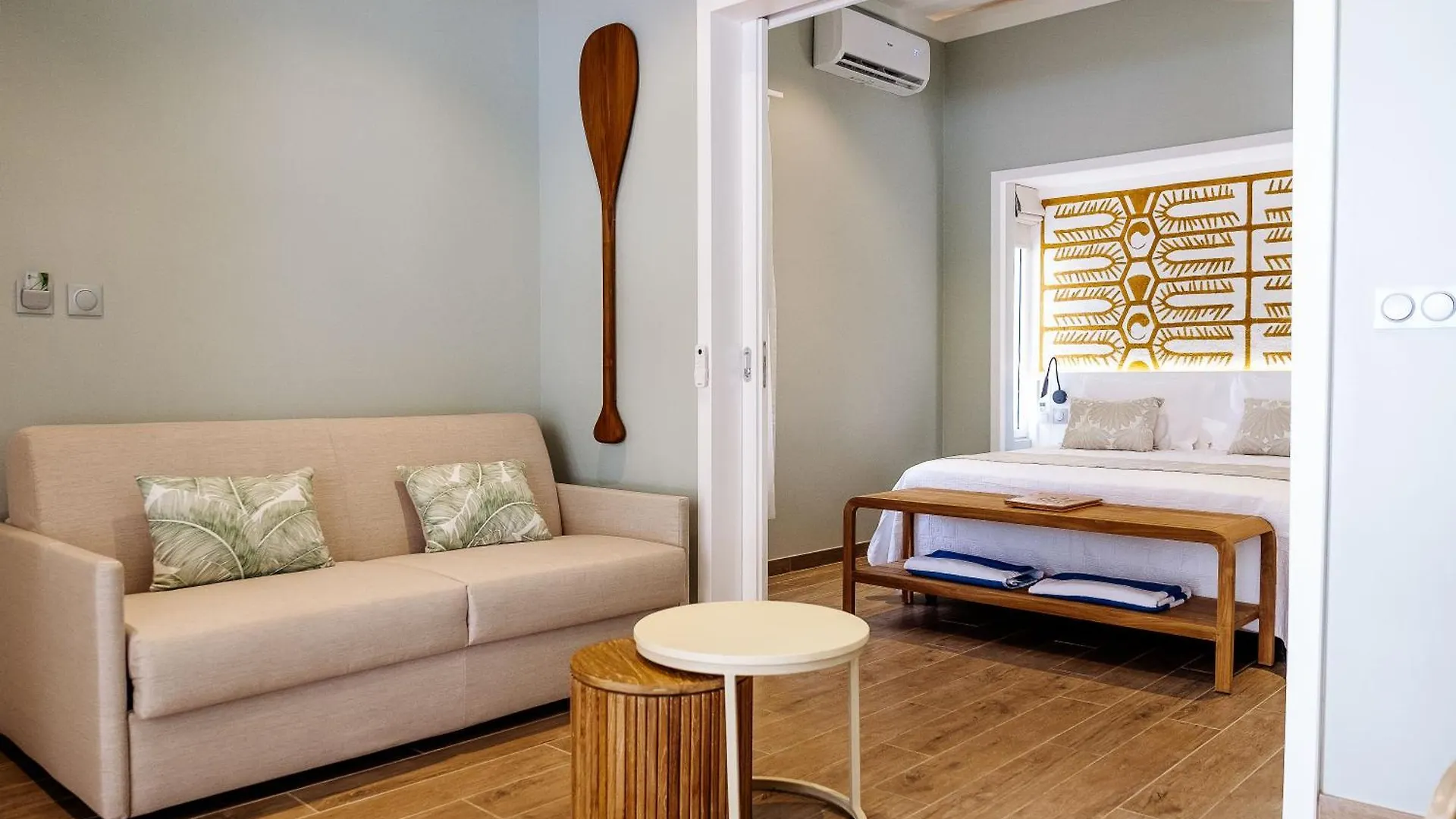 Niu Beach Hotel 무레아