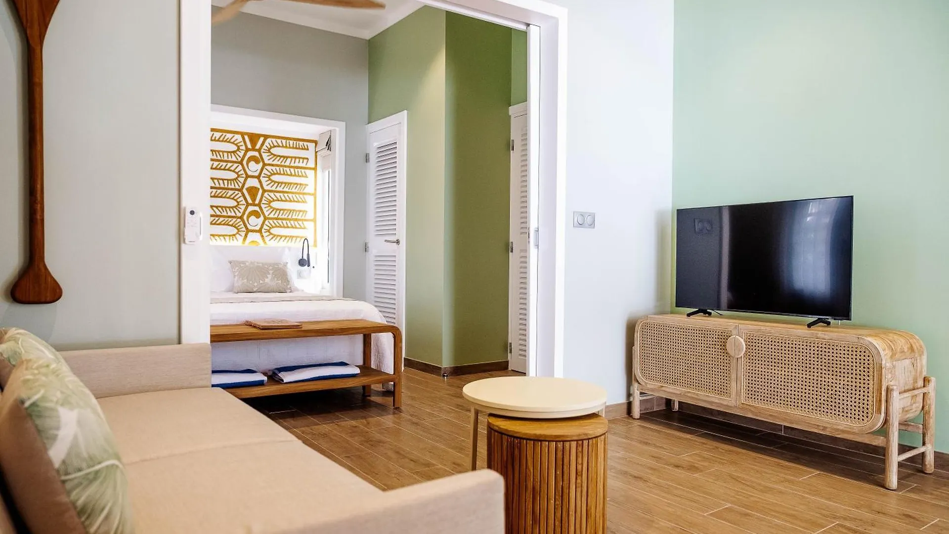 Niu Beach Hotel 무레아