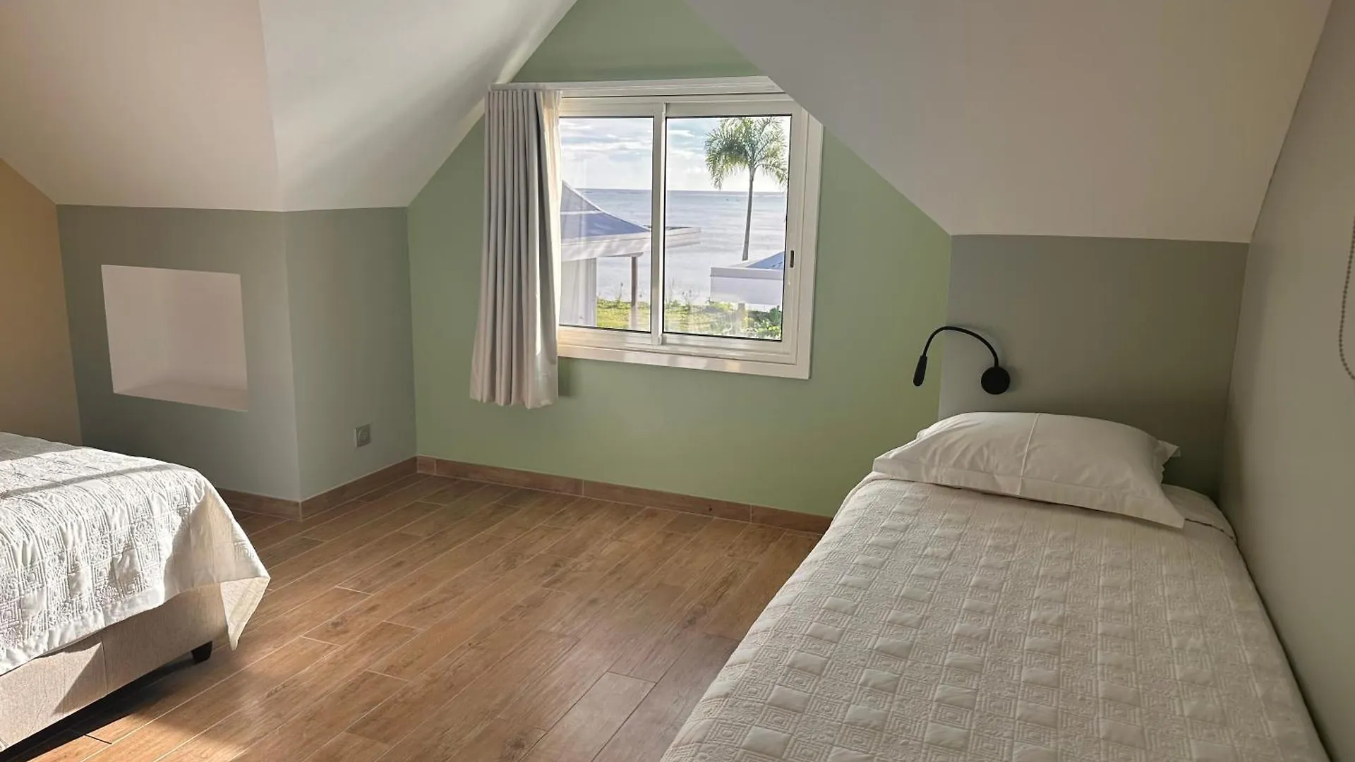 Niu Beach Hotel Moorea 3*,